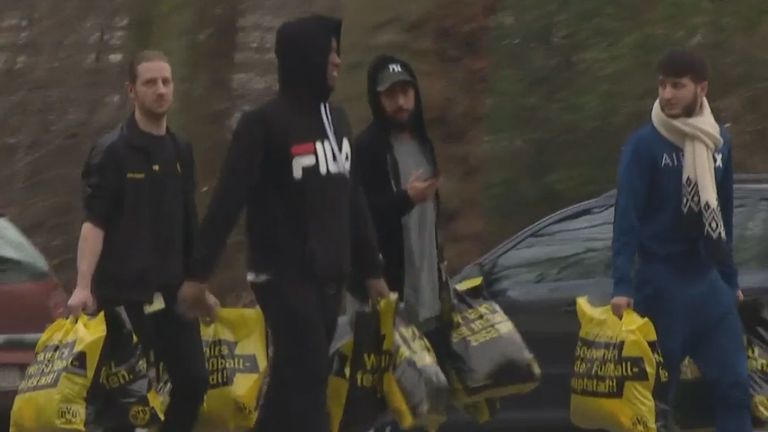 Michy Batshuayi macht im Dortmunder Fanshop einen Großeinkauf.