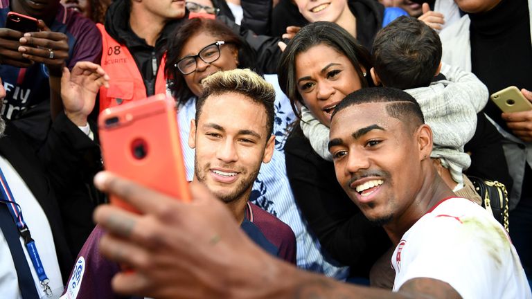 Selfie mit dem teuersten Fußballer der Welt: Malcom knipst Landsmann Neymar.