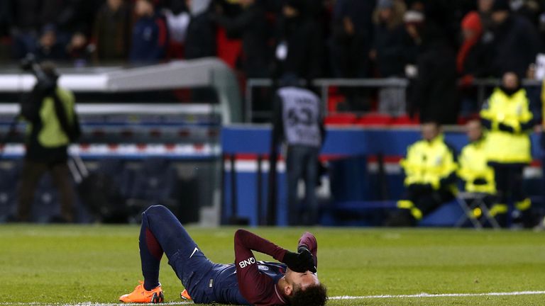 Neymar knickt beim Auswärtssieg in Marseille mit dem Fuß um und wird mit der Trage vom Platz getragen.