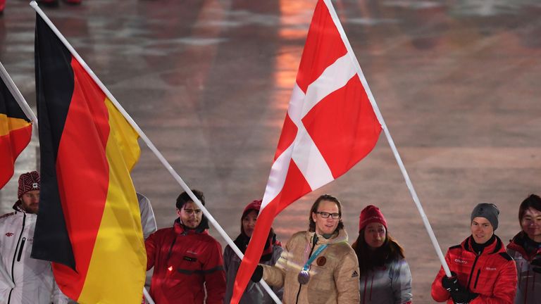 Eishockey-Kapitän Christian Ehrhoff darf die deutsche Flagge zur Abschlussfeier tragen. 