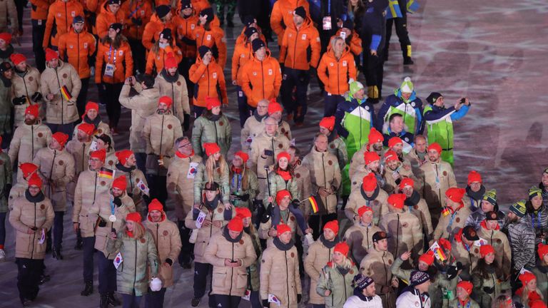 Die restlichen deutschen Athleten laufen zur Abschlussfeier in Pyeongchang ein.