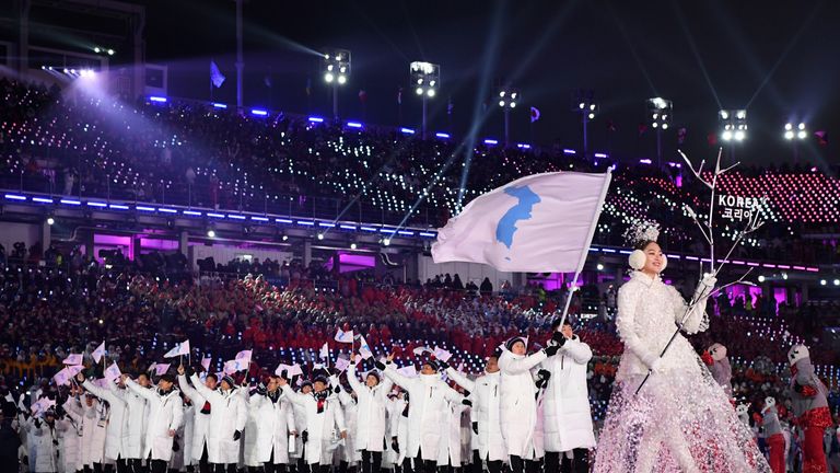 Historisches Ereignis: Die Teams von Nord- und Südkorea laufen bei der Eröffnungsfeier der Olympischen Spiele in Pyeongchang gemeinsam ein.