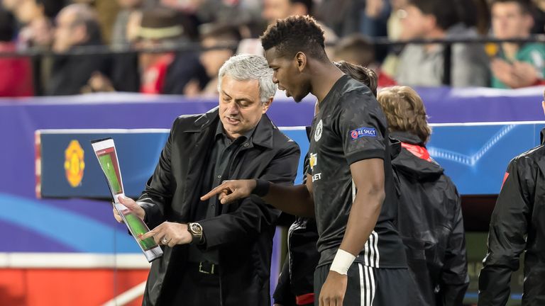 Paul Pogba bekommt letzte Anweisungen von Jose Mourinho.