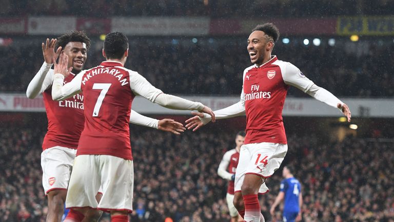 Pierre-Emerick Aubameyang (r.) und Henrikh Mkhitaryan (2.v.l.) brillieren jetzt beim FC Arsenal.
