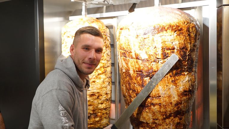 Podolski soll in seinem Döner-Restaurant "Mangal Döner" nicht nur Fleisch anbieten.