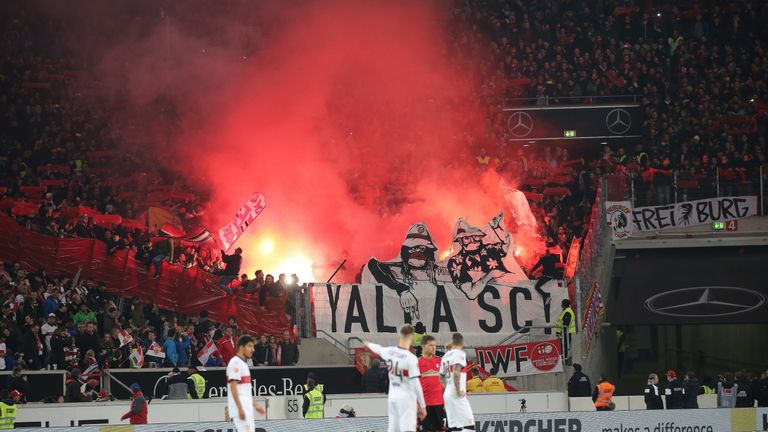 Der SC Freiburg bittet die Täter für eine wegen des Zündens von Pyrotechnik verhängte Geldstrafe zur Kasse.