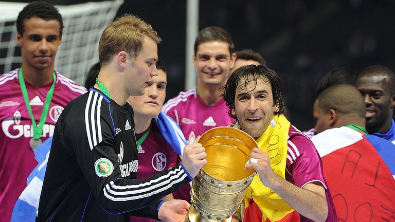 Raul feiert zusammen mit Manuel Neuer.