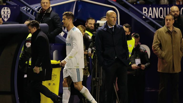 Cristiano Ronaldo (l.) würdigt Zinedine Zidane keines Blickes.
