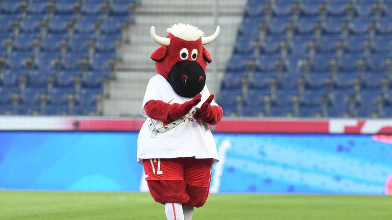 Red Bull allein zu Haus: Das Maskottchen vor leeren Rängen in Salzburg.