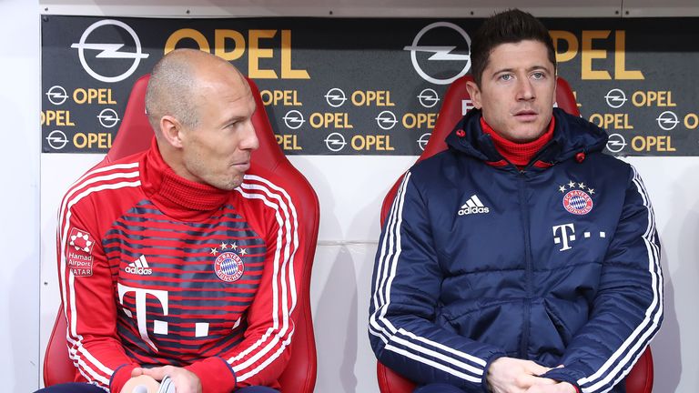 Arjen Robben und Robert Lewandowski sitzen gegen Mainz 05 auf der Bank.