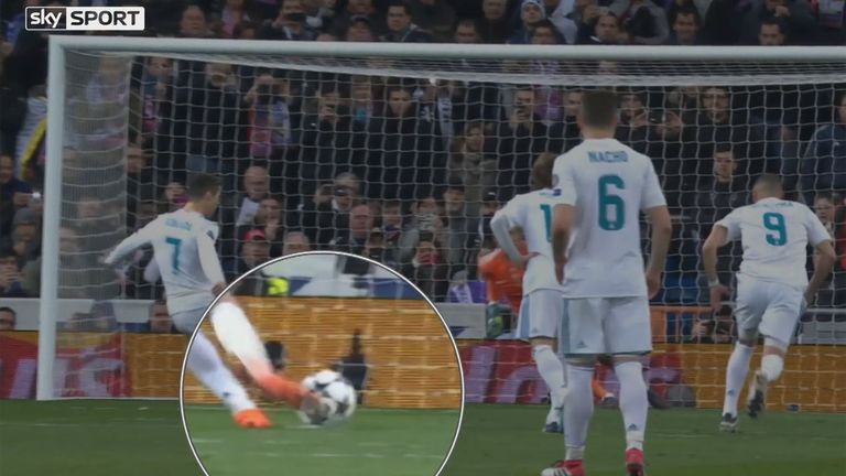 Ronaldo erzielt den Elfmeter mit einem Volleyschuss.