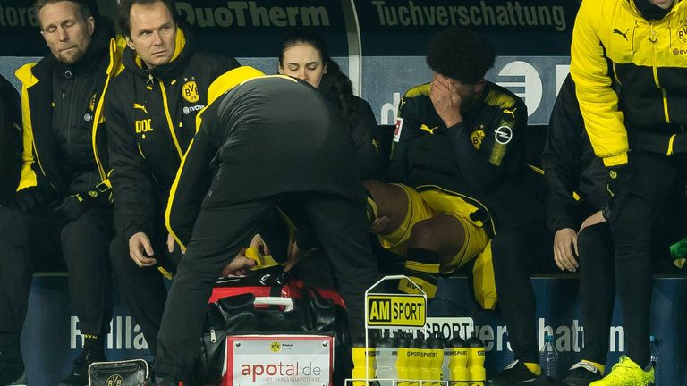 Jadon Sancho muss in der 72. Minute ausgewechselt werden.