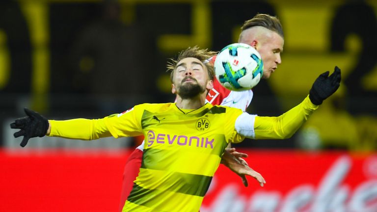 Borussia Dortmund lässt im Kampf um die Königsklasse zwei Punkte gegen Augsburg liegen.