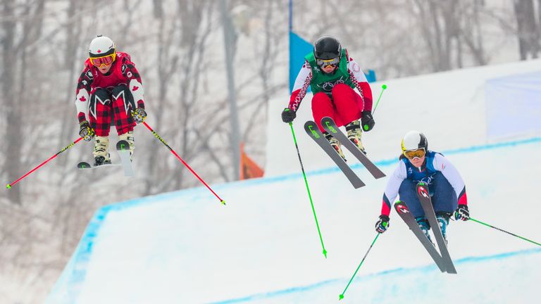 Kelsey Serwa kommt als Erste ins Ziel.