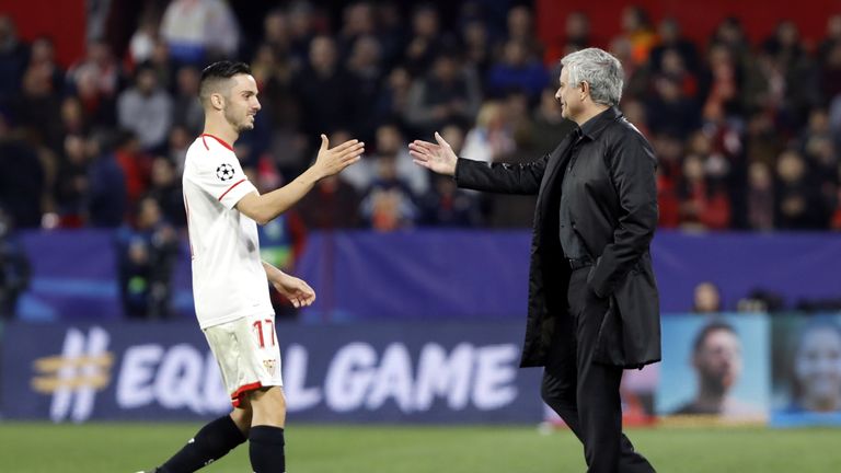 Der FC Sevilla sorgte in den letzten Jahren vor allem in der Europa League für Furore. Nun begeistern die Andalusier ihre Fans auch in der Königsklasse. Das 0:0 gegen Manchester ist eine Ausgangslage, die Pablo Sarabia (l.) zum Abklatschen mit Jose Mourinho veranlasste.