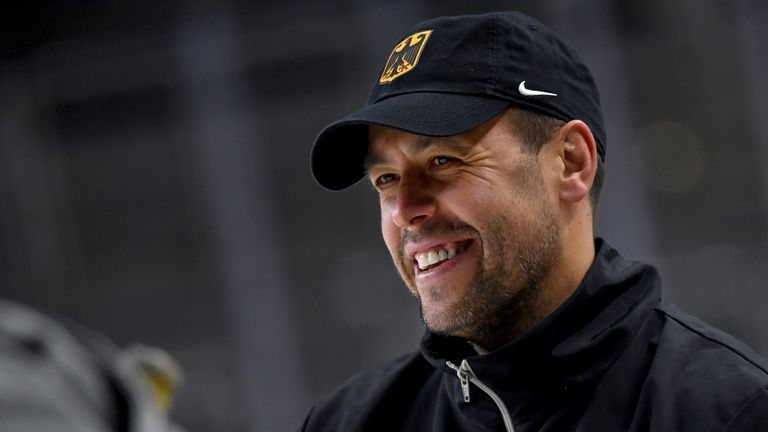 Marco Sturm bleibt weiterhin Trainer der deutschen Eishockey Nationalmannschaft.