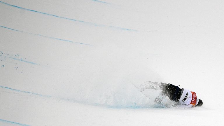 Yuto Totsuka prallt aus etwa fünf Metern Höhe auf den Rand der Superpipe.