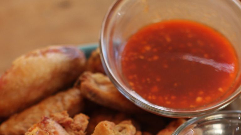 Zuschauen macht hungrig - 1,35 Milliarden Chicken Wings werden während des Super Bowls in den USA verzehrt.