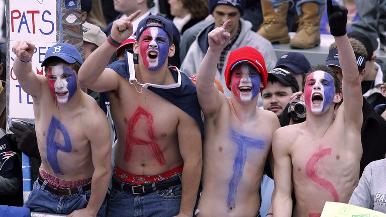 Im Stadion werden während des Super Bowls mehr als 120 Millionen Liter Bier konsumiert. Das hat Folgen: 10 Prozent der US-Amerikaner sind am Montag nach dem Spiel nicht in der Arbeit.