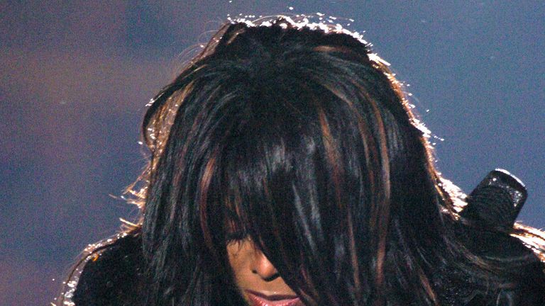 Live ist nicht gleich live. Um Skandale wie den von Janet Jackson 2004 zu vermeiden, ist die Ausstrahlung der Halbzeitshow zeitverzögert. Ganze fünf Sekunden wird das Bild später ausgestrahlt.