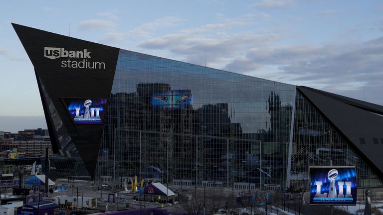 In das U.S. Bank Stadium in Minneapolis passen 70.000 Zuschauer. Eine Karte für den Super Bowl kostet umgerechnet übrigens 2.400 Euro.