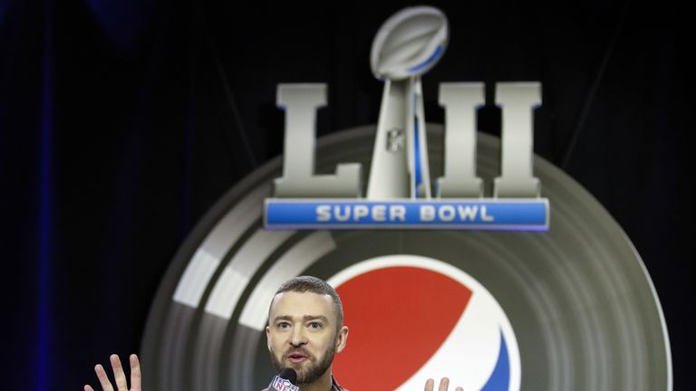 Das Highlight neben dem Spiel ist die Halbzeitshow. Für Justin Timberlake ist es dieses Jahr schon das zweite Mal als Solo Künstler. Sein erster Auftritt war 2004 gemeinsam mit Janet Jackson.