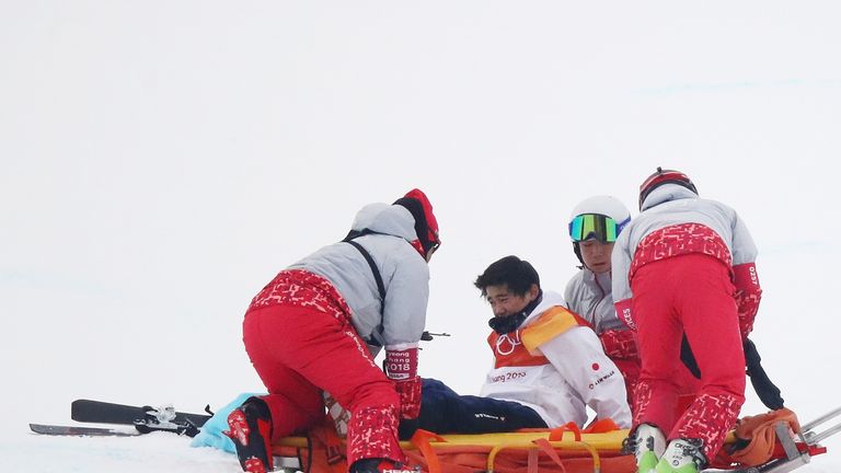 Yuto Totsuka prall aus etwa fünf Metern Höhe auf den Rand der Superpipe.