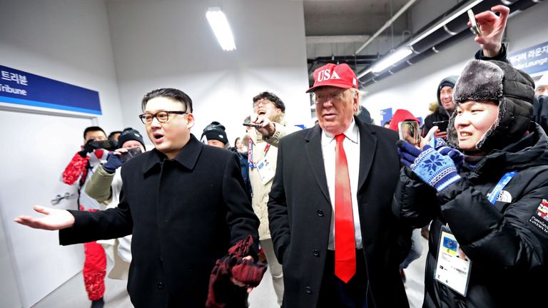 Zwei Doubles als US-Präsident Donald Trump und Nordkoreas Machthaber Kim Jong Un verkleidet werden aus dem Stadion geführt.