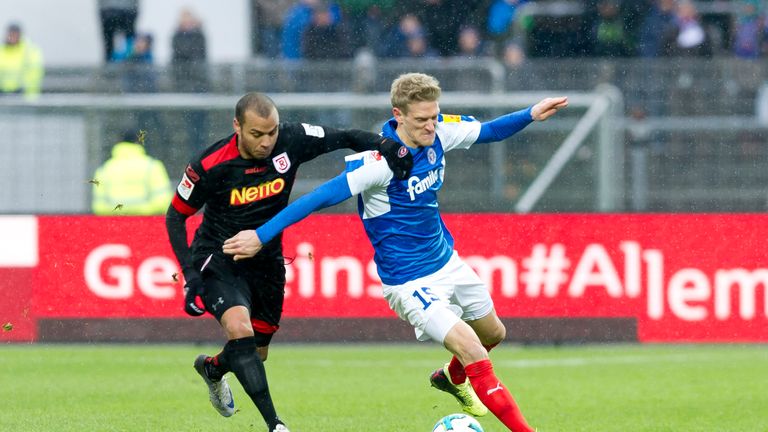 Johannes van den Bergh (r.) bleibt ein weiteres Jahr bei Holstein Kiel.
