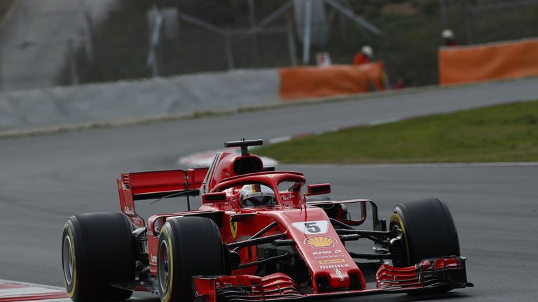 Ferrari-Pilot Sebastian Vettel fährt in Barcelona die Tagesbestzeit.