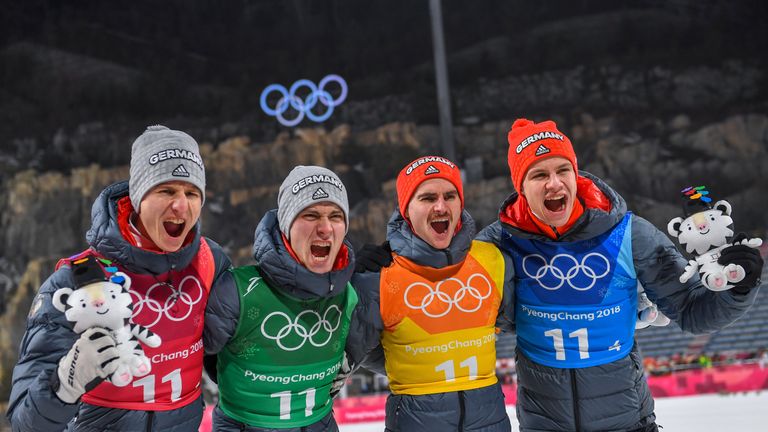  Karl Geiger, Stephan Leyhe, Richard Freitag und Andreas Wellinger (v. l.) holen die nächste Medaille für die deutschen Skispringer.