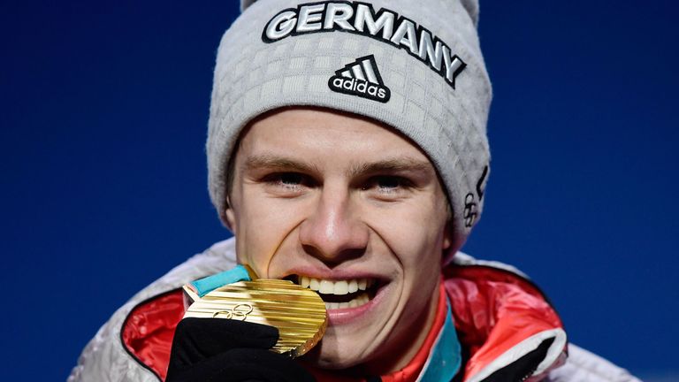 Andreas Wellinger freut sich über seine Gold-Medaille.