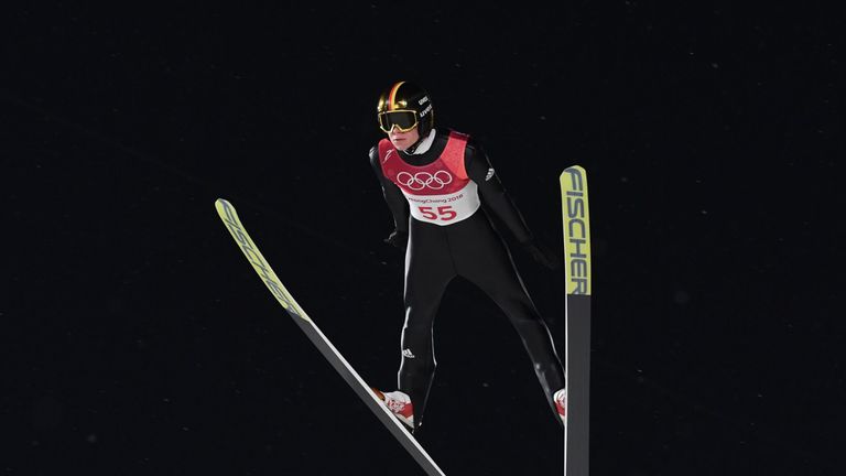 Olympiasieger Andreas Wellinger fliegt in der Qualifikation auf Rang vier.