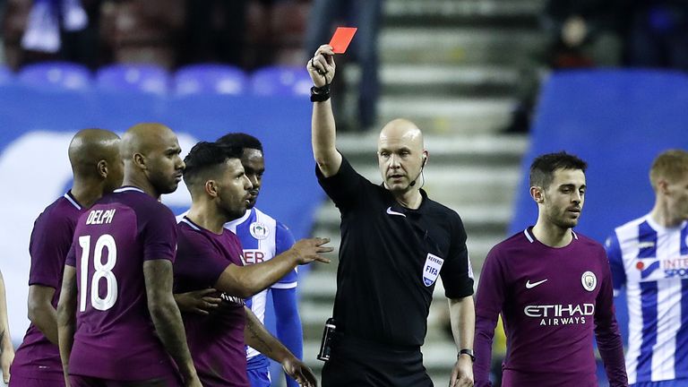 Citys Linksverteidiger Fabian Delph sah die Rote Karte.