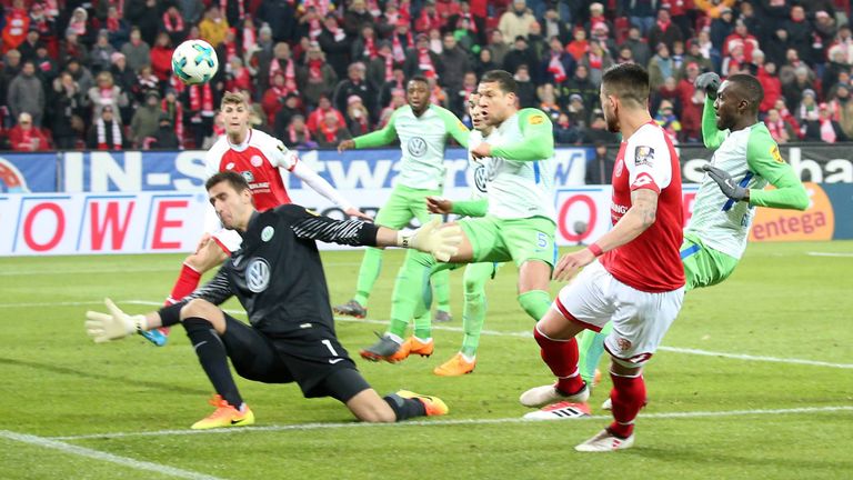 Mainz 05 und der VfL Wolfsburg gegen mit einem 1:1 in die Pause.