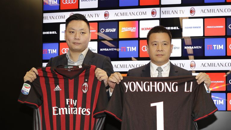 Yonghong Li (r.) kaufte den AC Mailand 2017 für 740 Millionen Euro.
