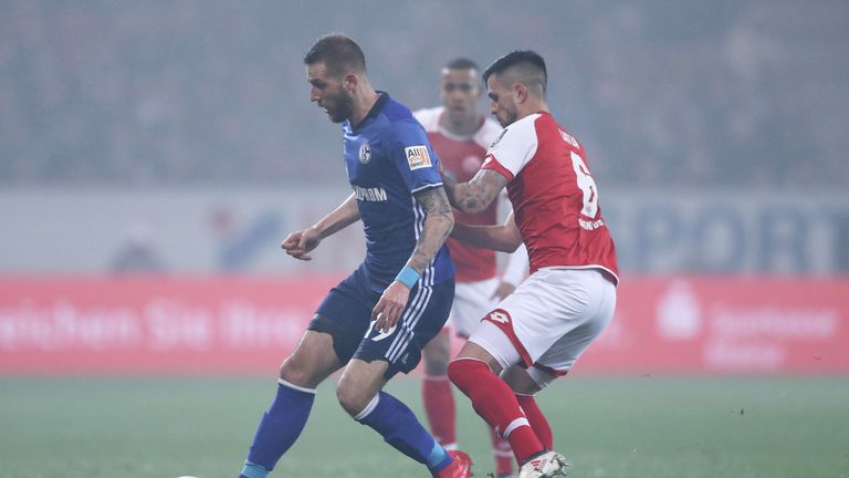 Schalkes Guido Burgstaller (l.) im Duell mit dem Mainzer Danny Latza.