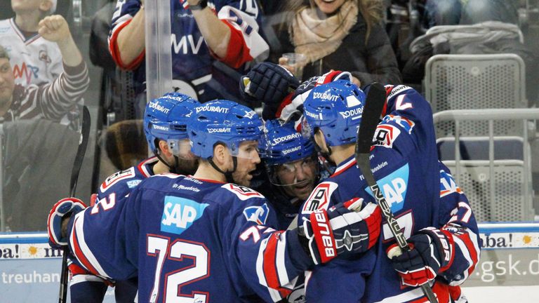 Die Adler Mannheim bejubeln einen  5:3-Sieg gegen ERC Ingolstadt.