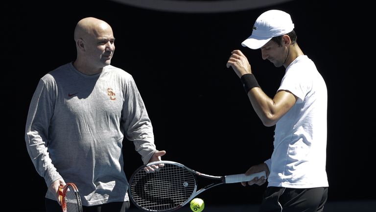 Andre Agassi schmeißt hin: Er gehört ab sofort nicht mehr zum Betreuer-Team von Novak Djokovic.