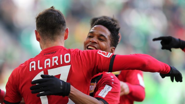 Lucas Alario trifft gegen Wolfsburg vom Punkt zum 0:1.