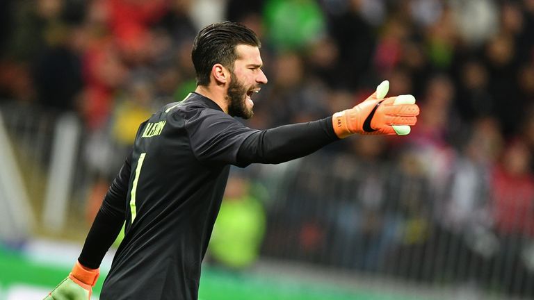 Alisson erweist sich im Tor Brasiliens als starker Rückhalt.