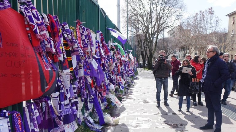 Eine violette Wand symbolisiert die Trauer der Fans, Verantwortlichen und Spieler der AC Florenz.