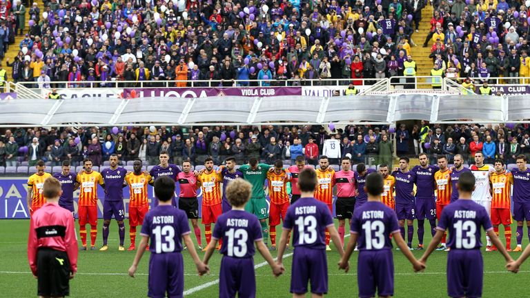 Die Spieler des AC Florenz und von Benevento Calcio halten Arm in Arm eine Schweigeminute ab. Die Balljungen laufen komplett in Astori-Trikots auf.