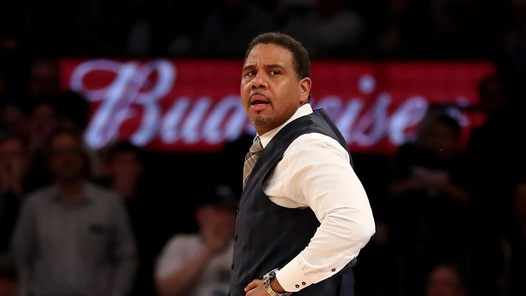 College-Coach Ed Cooley verdeckt seine gerissene Hose mit einem Handtuch.