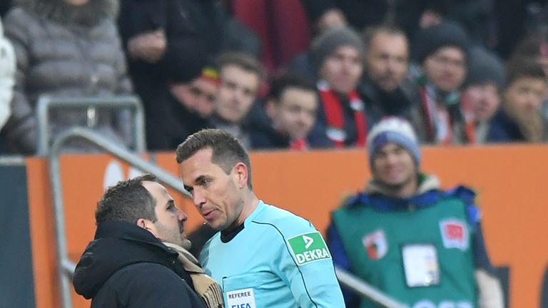 Wegen unsportlichem Verhalten, gegen Schiedsrichter Tobias Stieler (r.), ist Augsburg-Trainer Manuel Baum (l.) vom DFB zu einer Geldstrafe verurteilt worden.