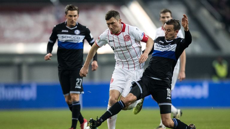 Bielefelds Manuel Prietl (r.) im Zweikampf mit Düsseldorfs Oliver Fink. 