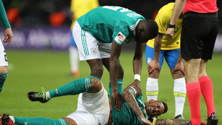 Schockmoment: Jerome Boateng musst angeschlagen raus