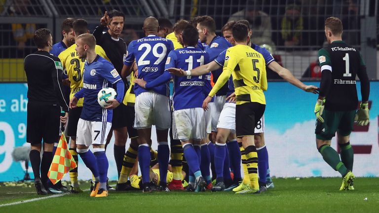 Ein Duell, das immer für erhitzte Gemüter und reichlich Vorfreude in Deutschland sorgt, ist das Ruhrpott-Derby zwischen dem FC Schalke 04 und Borussia Dortmund am Sonntag, den 15. April (ab 13:30 Uhr live auf Sky Sport Bundesliga 1 HD).  Das Hinspiel hatte alles zu bieten, was das Fußball-Herz begehrt. Nach einem 0:4-Pausenrückstand starteten die Königsblauen im zweiten Durchgang eine furiose Aufholjagd und erkämpften sich am Ende ein verdientes 4:4.