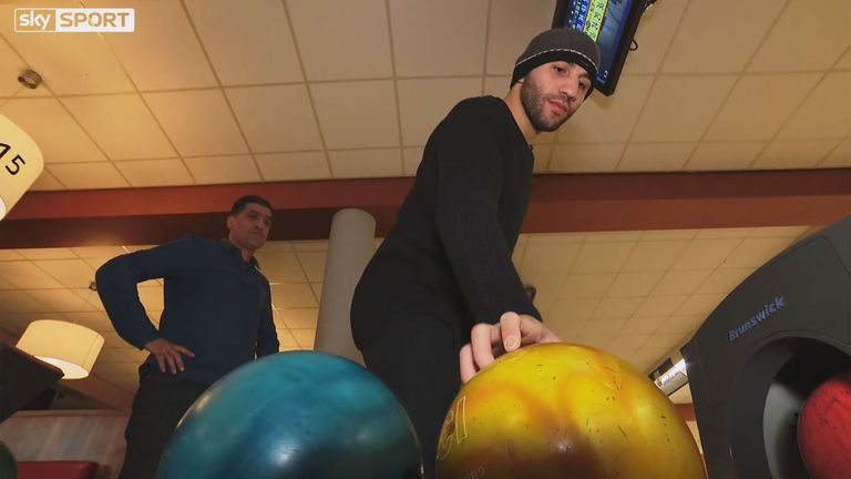 Avni Yildirim entspannt gerne auf der Bowlingbahn.