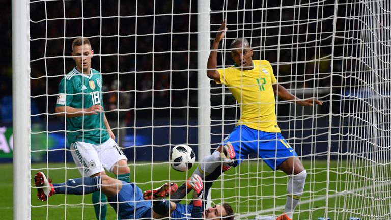 Da zappeln Torhüter und Ball im Netz: DFB-Keeper Kevin Trapp war am Treffer von Jesus nicht ganz unschuldig.